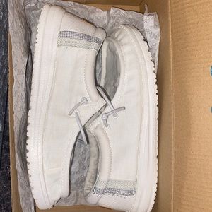 Hey dudes!Natural white,only worn twice comes with the box that they came in:)